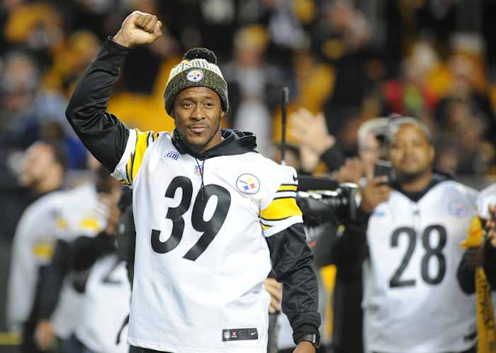 Former Steelers running back Willie Parker (39) acknowledges the crowd during a 2018 against the Chargers at Heinz Field.